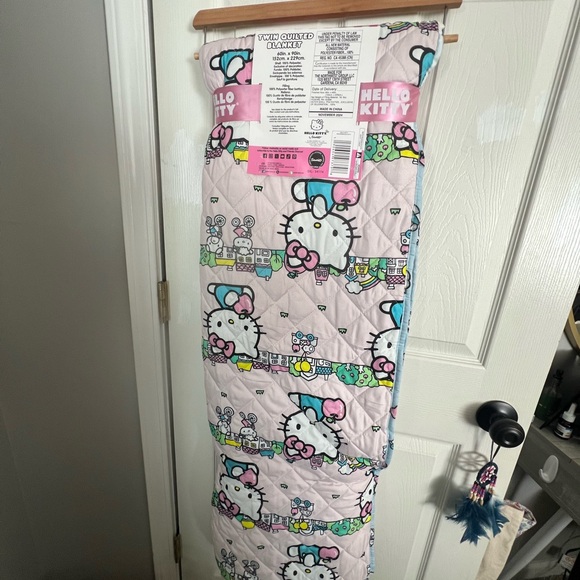 Hello Kitty Twin Quilted Blanket - Pink and Blue - Picture 3 of 5